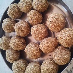 A picture of Gur Til Laddoo.