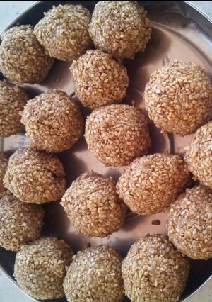 A picture of Gur Til Laddoo.