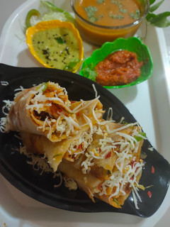 સીઝવાન જીની ઢોસા (Schezwan Jini Dosa Recipe In Gujarati) રેસીપી મુખ્ય ફોટો