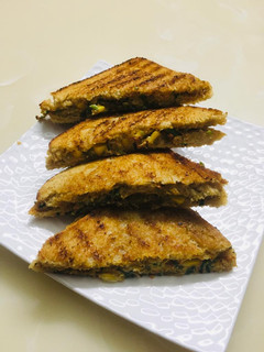 स्पेनिच स्वीटकॉर्न चीज़ी सैंडविच रेसिपी मुख्य फोटो
