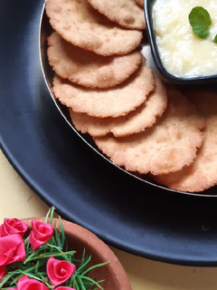 ઘઉં ના લોટ ની મીઠી પૂરી(mithi puri recipe in gujarati) રેસીપી મુખ્ય ફોટો