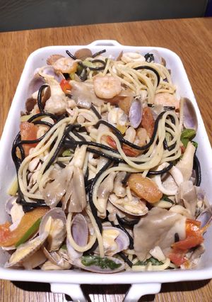 A picture of Spaghetti al Nero and Papa Alfredo Pasta with Seafoods.