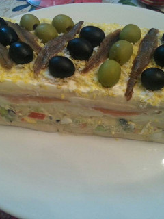 Una foto de Pastel frío de pan de molde, salmón y surimi