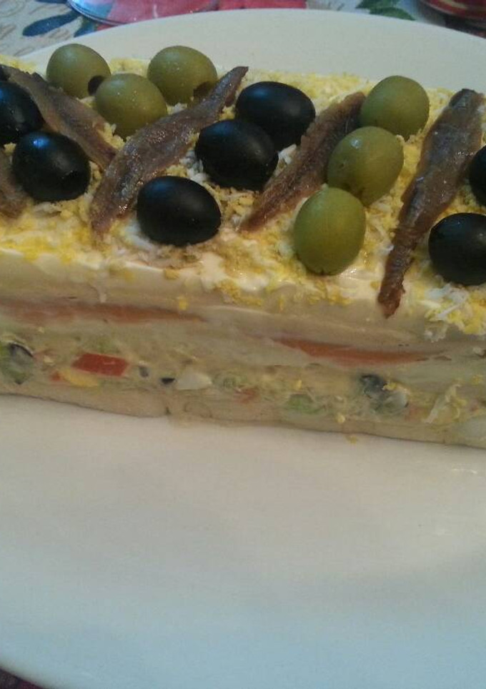 Una foto de Pastel frío de pan de molde, salmón y surimi