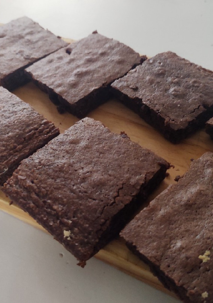 Una foto de Brownie sin chocolate súper húmedo