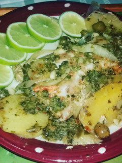 Una foto de 🐟Lomo de Corvina con papas al horno🥔🍋