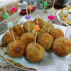 A picture of Potato n veggies balls.