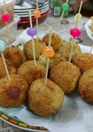 A picture of Potato n veggies balls.
