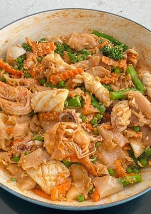 A picture of Stir Fried Noodles with Seafood.