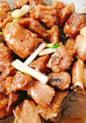 Hình của món Sườn non xào gốc hành.
