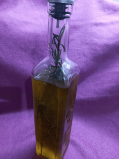 Una foto de Aceite de oliva con romero