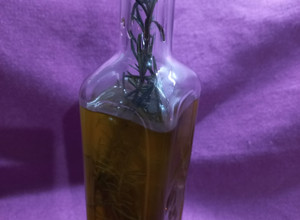 Una foto de Aceite de oliva con romero