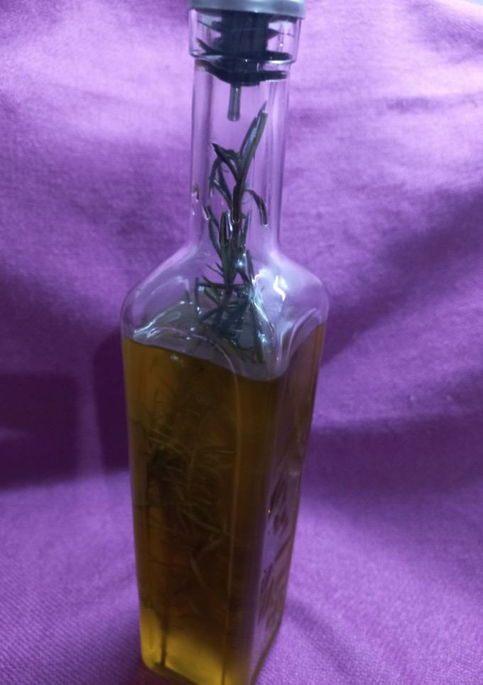 Una foto de Aceite de oliva con romero