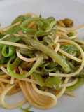 Spaghettoni alle puntarelle e fave fresche