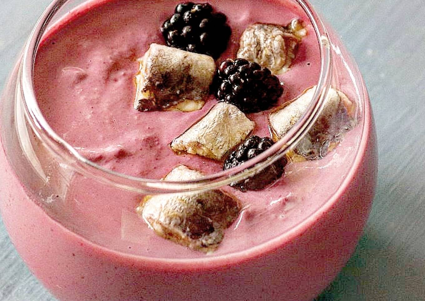 Ajo "blanco" de moras y anacardos con sardinas marinadas