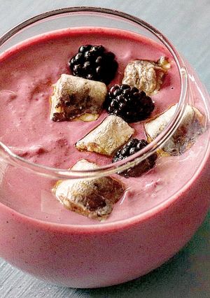 Una foto de Ajo "blanco" de moras y anacardos con sardinas marinadas
