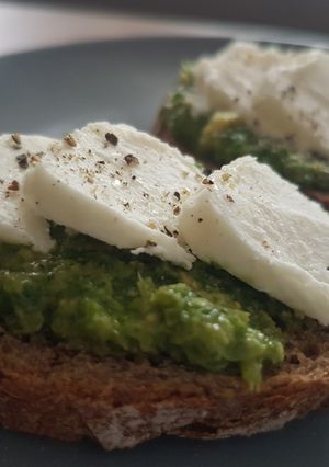 Une photo de Tartine pesto et chèvre