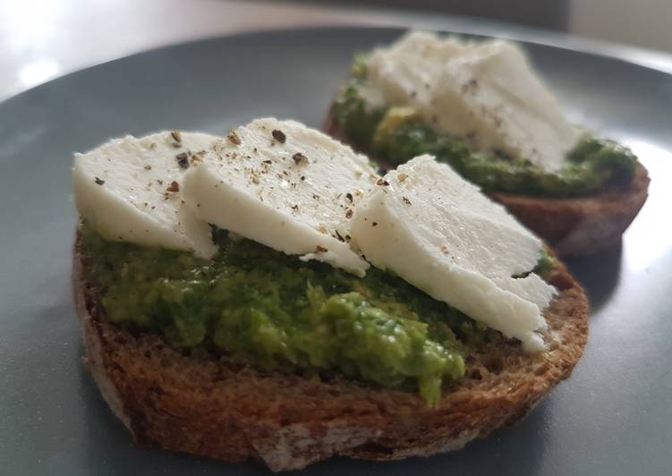 Voici la recette Tartine pesto et chèvre spécial