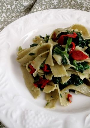 Foto di Tagliatelle alla polvere di moringa con verdure di stagione