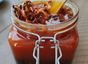 Una foto de Salsa macha con chicharrón de Habanero