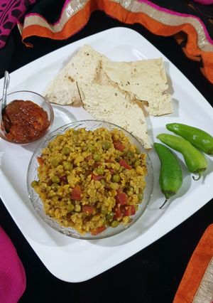 A picture of Vegetable Broken Wheat khichdi.