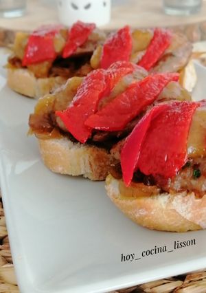 Una foto de Montaditos de mini burger con chutney de higos