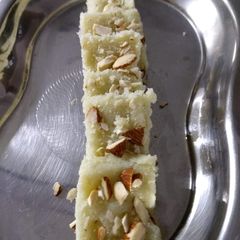 A picture of Milk powder nariyal barfi.