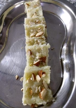 A picture of Milk powder nariyal barfi.