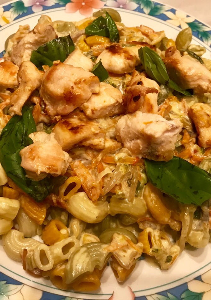 Una foto de Fideos con pollo y verduras con crema de roquefort. Muy fácil! Riquísimo 😋