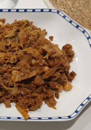 Una foto de Salteado de Col China con Picadillo de Soria