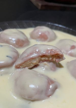 Una foto de Sorrentinos de Remolacha con Relleno de Pollo y Salsa 4 Quesos