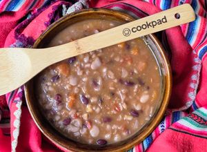 Una foto de Guiso de legumbres y maíz blanco inspirado en el locro precolombino 🫕🥘🌽🫘ideal para congelar