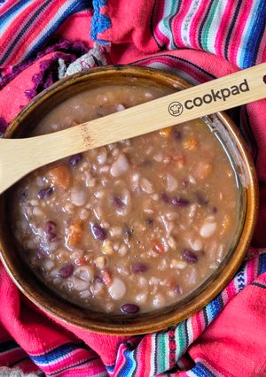 Una foto de Guiso de legumbres y maíz blanco inspirado en el locro precolombino 🫕🥘🌽🫘ideal para congelar