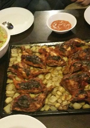 صورة لوصفة فروج مشوي وبطاطا بالصينية