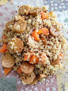 Una foto de Quinoa con salchicha vegana y zanahoria