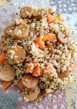 Una foto de Quinoa con salchicha vegana y zanahoria