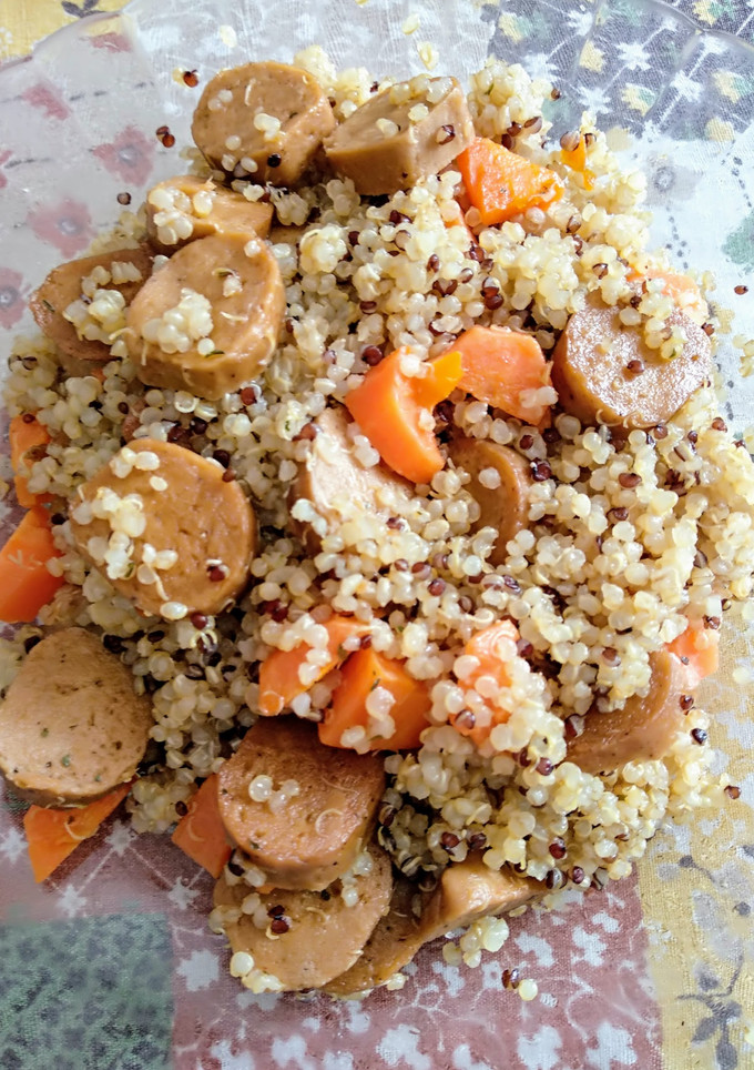 Una foto de Quinoa con salchicha vegana y zanahoria