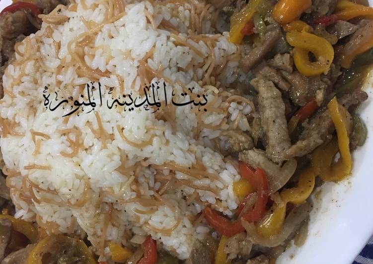 رز بالشعريه مع لحمه شرايح بالفلفل الرومي الوان