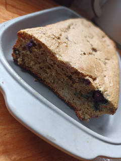 Una foto de Budín de avena banana y arándanos
