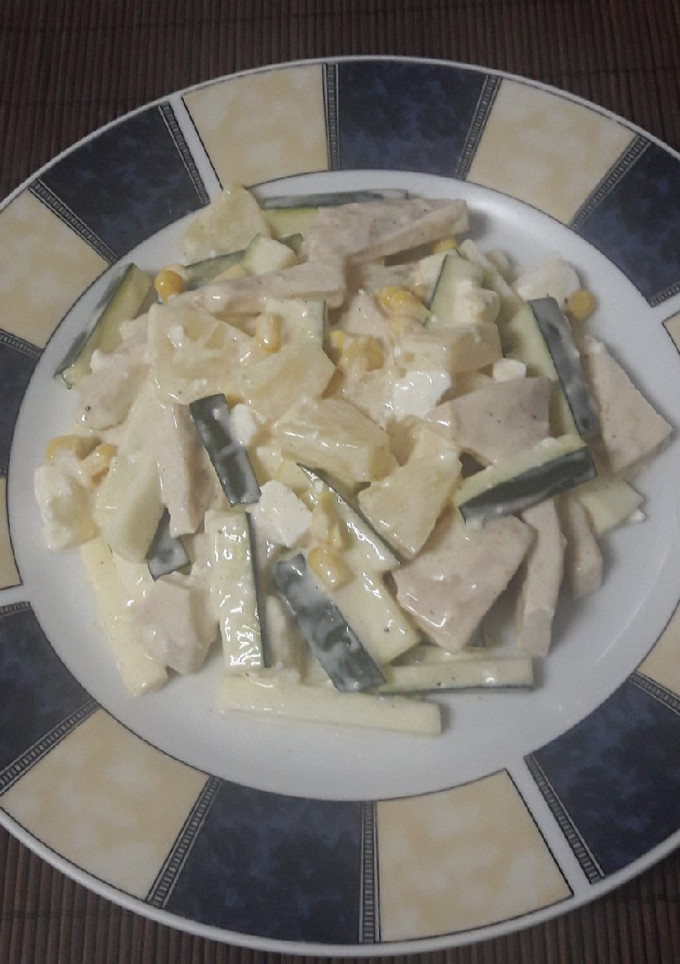 Una foto de Ensaladilla de pollo con piña y calabacín