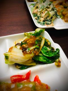 Una foto de Pack choi salteado con salsa de ostras al wok Japonés CINGUENSAIITAME🇺🇾🇯🇵青梗菜(パクチョイ)のオイスター炒め