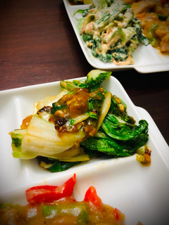 Una foto de Pack choi salteado con salsa de ostras al wok Japonés CINGUENSAIITAME🇺🇾🇯🇵青梗菜(パクチョイ)のオイスター炒め