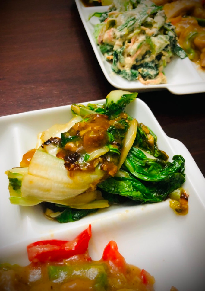 Una foto de Pack choi salteado con salsa de ostras  al wok Japonés CINGUENSAIITAME🇺🇾🇯🇵青梗菜（パクチョイ）のオイスター炒め