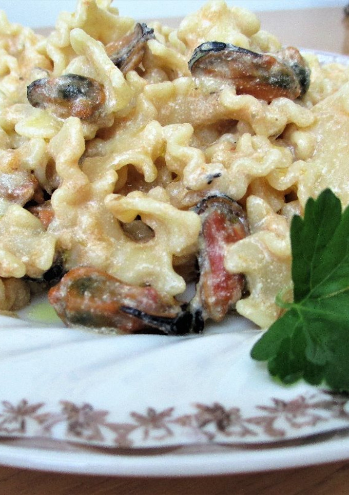 Una foto de Pasta mafalda con mejillones en salsa Costa Brava