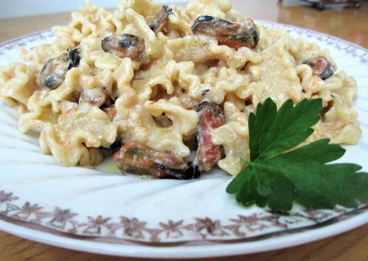 Pasta en forma de callos con mejillones en salsa Costa Brava