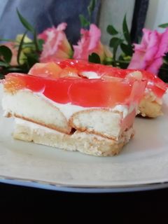 Tejfölös-kekszes-gyümölcsös süti sütés nélkül recept fotója