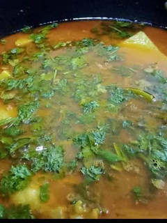 A picture of Traditional aloo chicken soup.