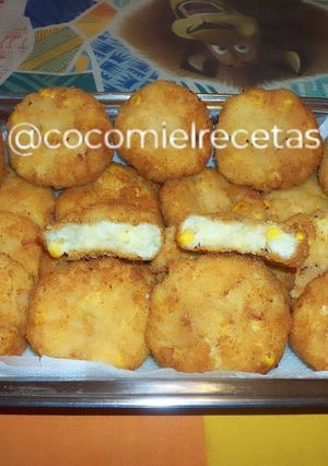 Una foto de 🍚Croquetas de arroz, choclo y salsa blanca🌽🥛