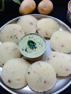 पोटेटो रवा इडली (Potato rava idli recipe in hindi) रेसिपी मुख्य फोटो