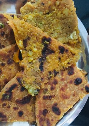 આલુ પરોઠા (Aloo Paratha Recipe In Gujarati) રેસીપી મુખ્ય ફોટો
